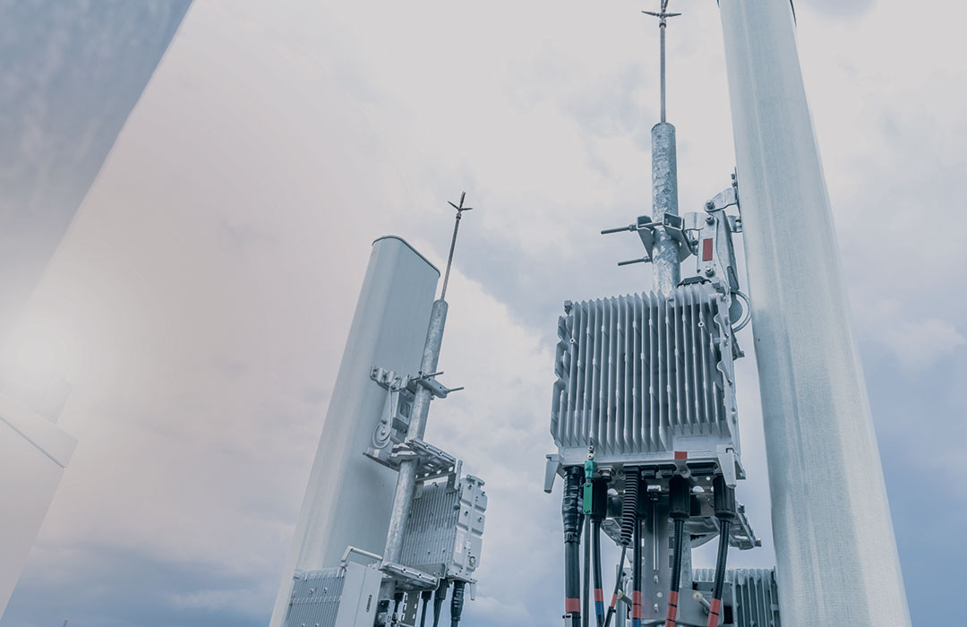 Industries_5G_Hero Picture of a cell phone tower with a 5G base station and antennas.